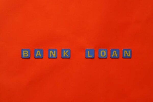 Analyzing the effect of inverted yield curves on US bank lending standards and small business access to capital. - Financial Analysis Image