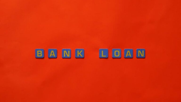 Analyzing the effect of inverted yield curves on US bank lending standards and small business access to capital. - Financial Analysis Image