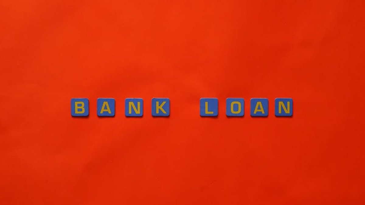 Analyzing the effect of inverted yield curves on US bank lending standards and small business access to capital. - Financial Analysis Image