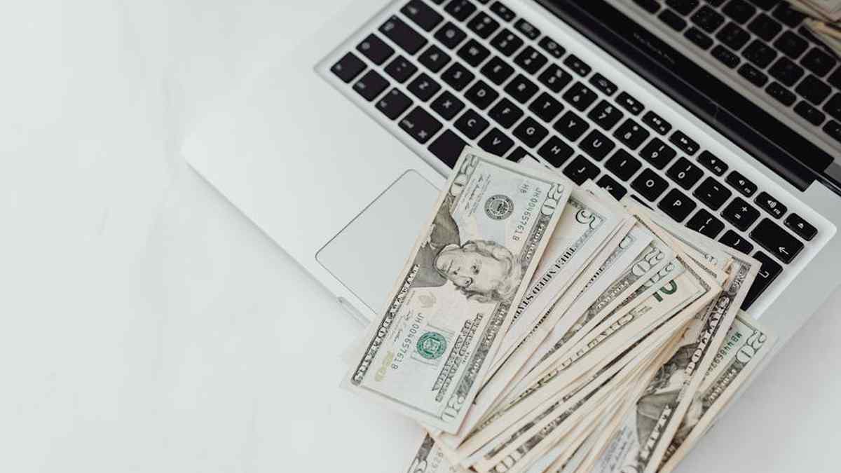 Cash Flow Management for Freelancers: Building Resilient Emergency Funds with Irregular Income Streams - Financial Analysis Image