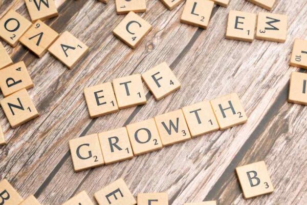 Crafting a laddered corporate bond ETF strategy to optimize yield and mitigate interest rate risk for high-net-worth US investors. - Financial Analysis Image