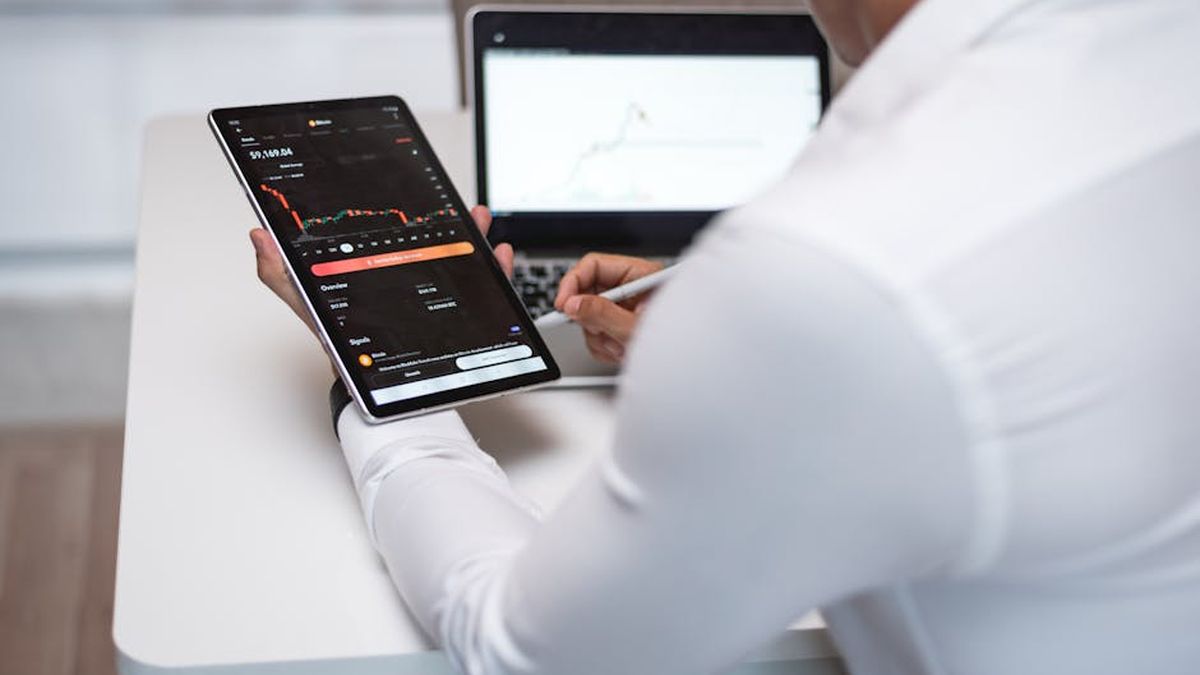 D&O vs. E&O Insurance: A Strategic Comparison for Tech Startups Navigating Professional Risks. - Financial Analysis Image
