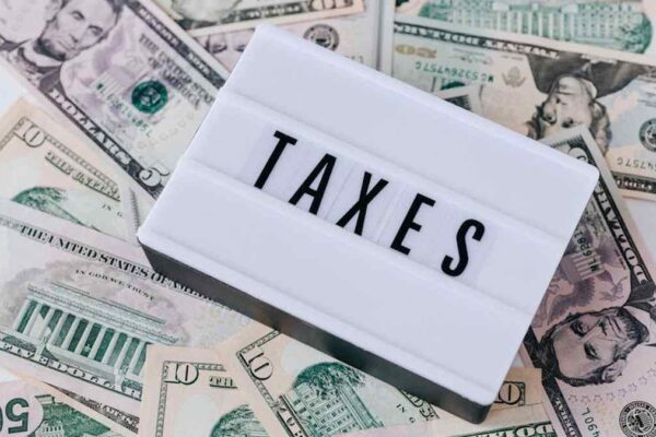 Leveraging Donor-Advised Funds (DAFs) and Complex Charitable Strategies for US Tax-Efficient Giving - Financial Analysis Image