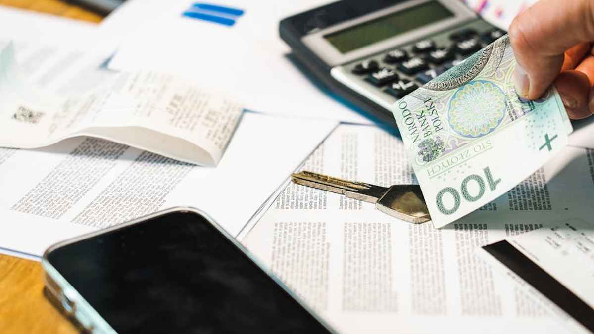 **Navigating Inflation: Strategies to Protect Your Savings and Investments in a Rising Cost Environment** - Financial Analysis Image