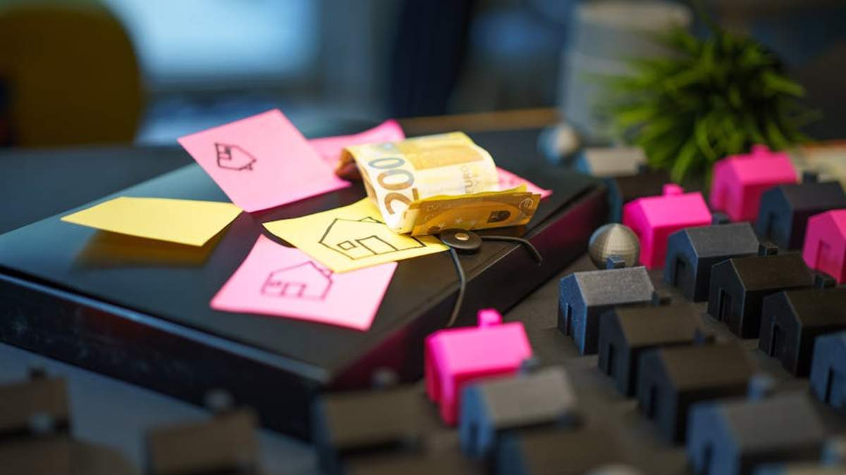 Optimizing Homeowners Insurance Deductibles vs. Premium Savings for High-Value Property Owners. - Financial Analysis Image