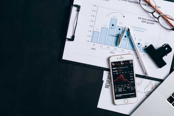 Streamlining Employee Expense Reporting for US Mid-Market Firms with Expensify's OCR Technology - Financial Analysis Image