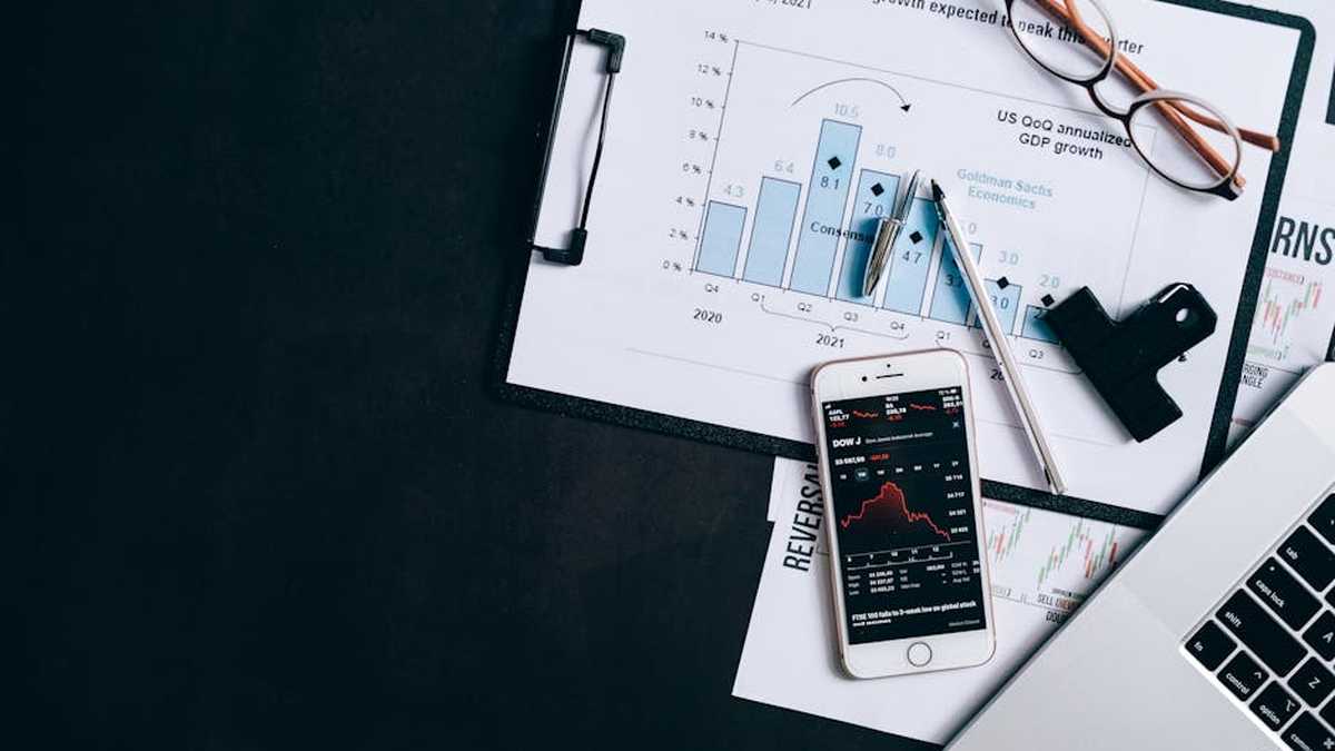 Streamlining Employee Expense Reporting for US Mid-Market Firms with Expensify's OCR Technology - Financial Analysis Image